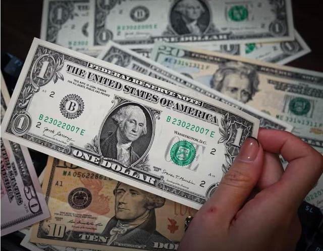 قیمت دلار و یورو امروز چهارشنبه ۵ آذر/ دلار سقف مقاومتی ۱۱۳ هزار تومان را شکست