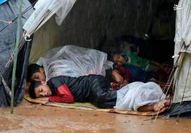 قابی دردناک از بارش شدید باران در نوار غزه