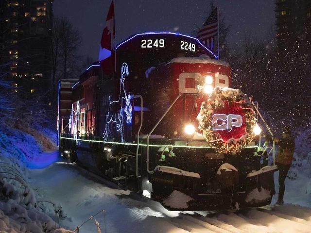 ببینید | قطار کریسمسی یک راننده خوش ذوق کانادایی؛ سفر روشنایی در دل زمستان شمال