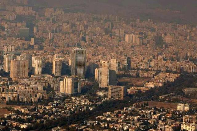 نماینده مجلس: برای رفع مشکل آلودگی هوا باید به فکر تغییر سوخت خودروها باشیم/ اگر دانش‌آموز و دانشجوی سالم نداشته باشیم، آموزش به درد نمی‌خورد