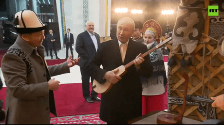 Putin plays traditional Kyrgyz lute in Bishkek (VIDEO)