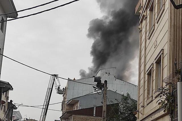 آتش‌سوزی مهیب یک ساختمان مسکونی در محله لب آب رشت