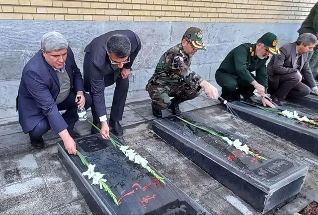 غبارروبی و عطرافشانی گلزار شهدای سنندج به مناسبت هفته بسیج