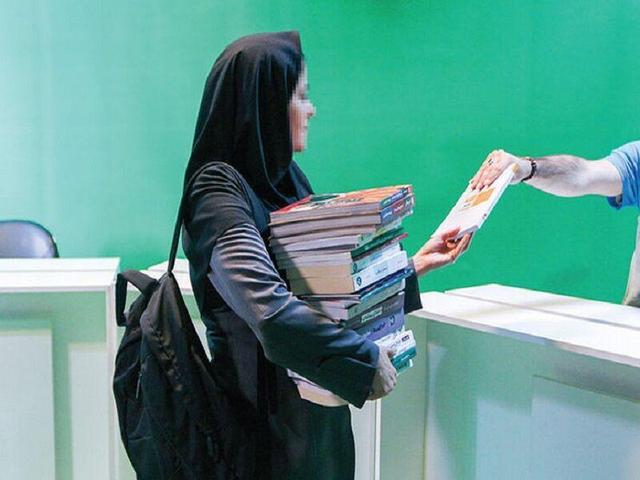 ایستادگی در خیابان‌های بجنورد با کوله ای از کتاب