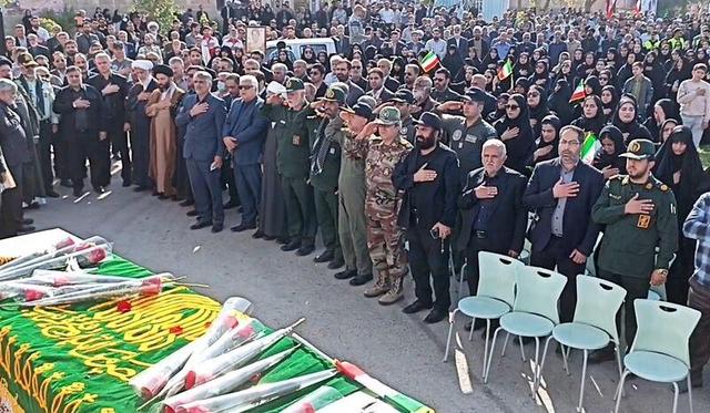 پیکر مطهر شهید ۱۷ ساله گمنام در مسجدسلیمان تشییع و خاکسپاری شد