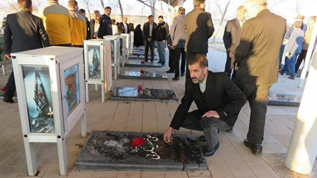 مراسم گلباران گلزار شهدای هریس در هفته بسیج + عکس