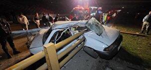 یک کشته و یک مجروح در برخورد پراید با گاردریل در مشهد