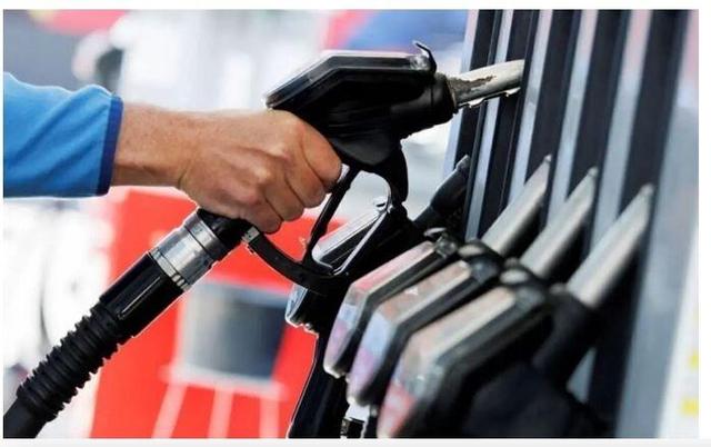 خبر فوری یک نماینده درباره تغییر مصوبه بنزینی دولت/ سهمیه این خودروها برمی‌گردد