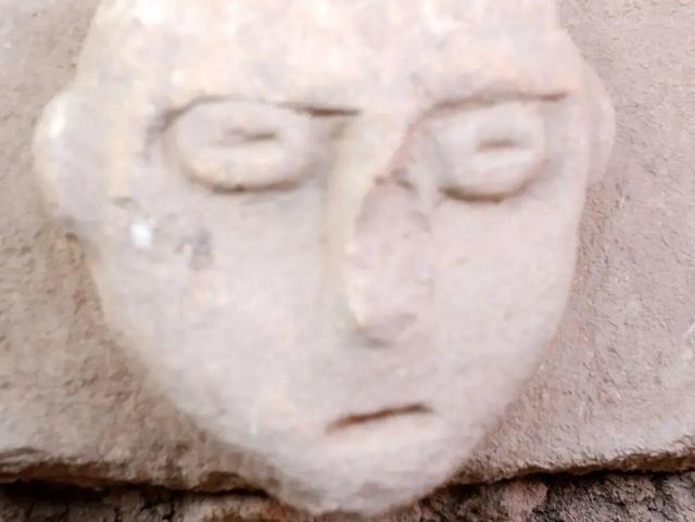 سر برآوردن صورت‌های سنگی پس از ۱۲ هزار سال از زیر خاک! | عکس