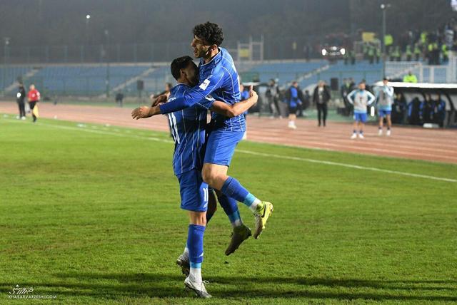 تقسیم کار ناعادلانه در استقلال؛ اسم‌ها پول می‌گیرند، جوانان جور می‌کشند!