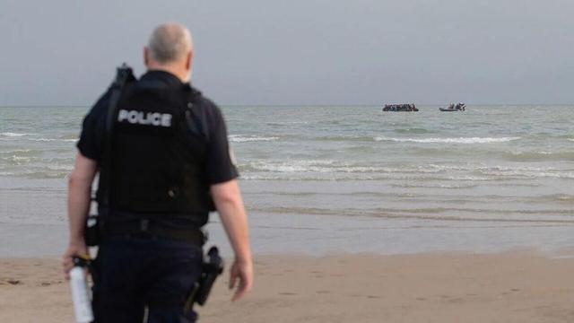 فرانسه، قایق مهاجران را در کانال مانش رهگیری می کند