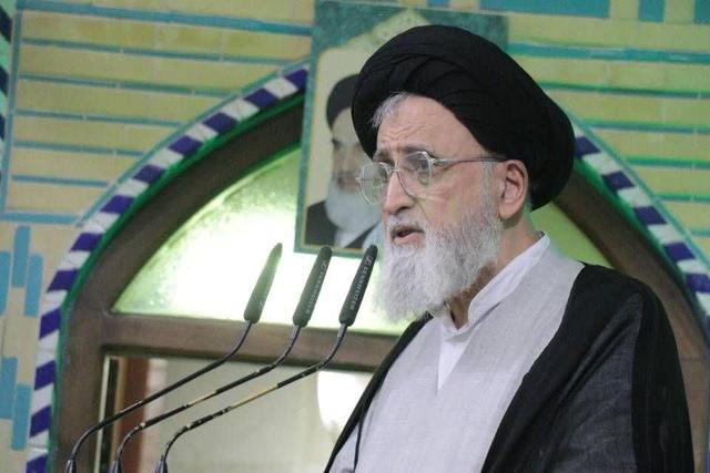 امام جمعه موقت یزد: حل مشکلات اقتصادی، محور حرکت دولت باشد