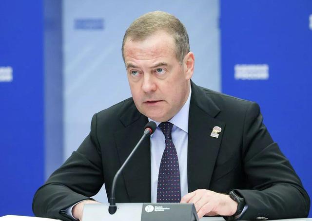 مدودف: زلنسکی مشروعیت امضای معاهده صلح را ندارد