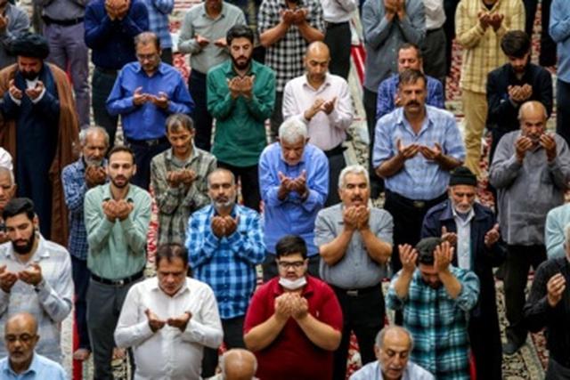 اقامه نماز باران در حرم مطهر امام رضا(ع) + فیلم