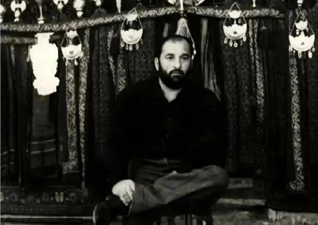 سفر در زمان؛ «شعبان بی مخ» در حال کباده کشی در جشن تولد «محمدرضا پهلوی»؛ سال 52(عکس)