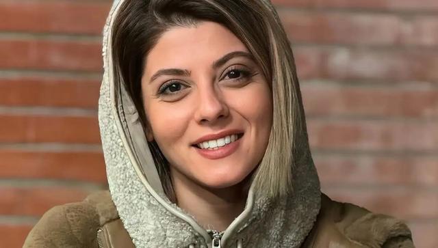 استایل کژوال مهسا طهماسبی با کاپشن پشمی و هودی در فضای آجری (عکس)