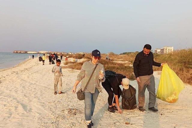 پاکسازی سواحل جزیره کیش با مشارکت گروه‌های مردمی و دوستداران طبیعت