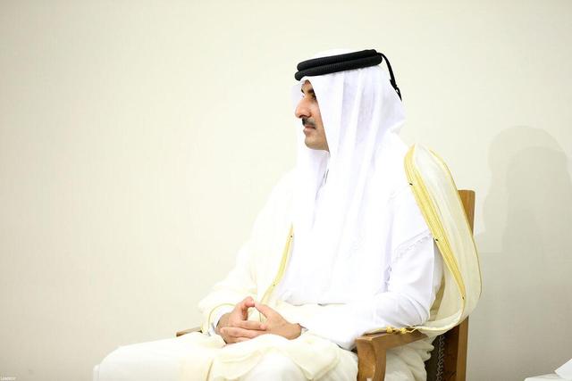 مدل گوشی و کتونی امیر قطر خبرساز شد؛ ببینید + عکس