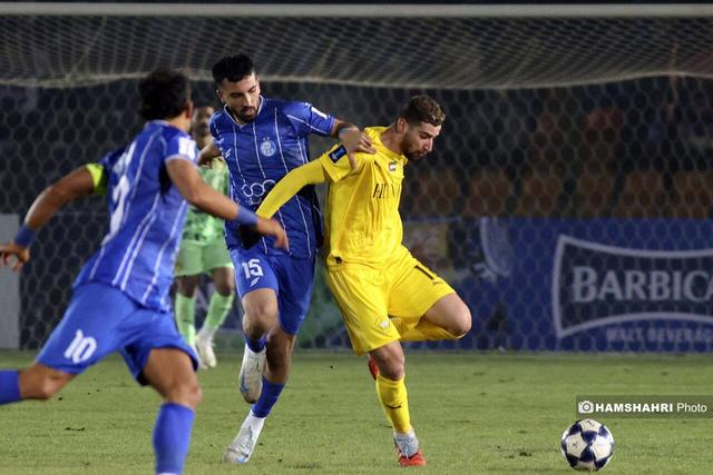 لطیفی: این بازیکن کارایی لازم را ندارد | بازیکنانT استقلال را به حاشیه نبرید