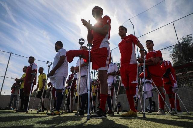 فوتبال امید در میانه جنگ! | تصاویری از مسابقات فوتبال افراد قطع عضو شده در غزه