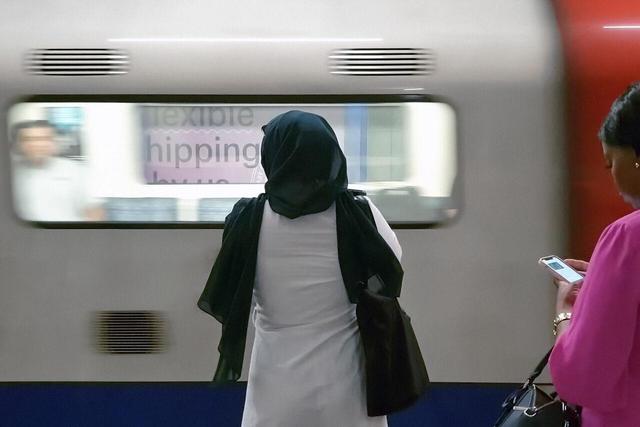 افزایش آزار اسلام‌ستیزانه؛ نیمی از زنان مسلمان انگلیس در مترو و اتوبوس احساس امنیت نمی‌کنند