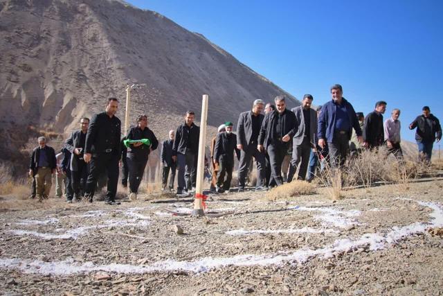 کلنگزنی پروژه استخر آب کشاورزی در سرخه با حضور استاندار سمنان