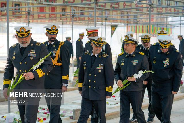 ادای احترام فرماندهان نیروی دریایی ارتش به مقام شهدا در بهشت زهرا (س)