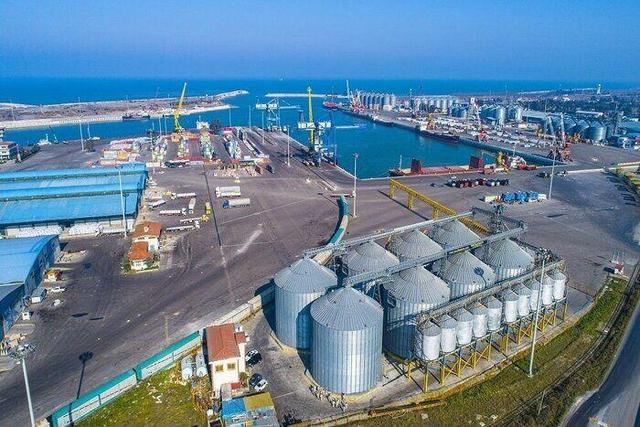 مدیرکل بنادر مازندران: روزانه پنج فروند کشتی حامل نهاده دامی در بندر امیرآباد پهلو می‌گیرد