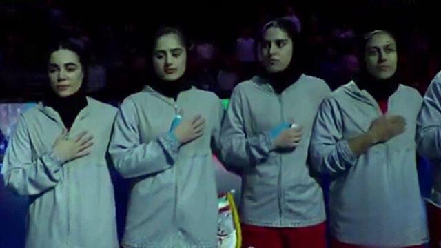 پخش سرود ملی ایران و همخوانی دختران هندبال ایران