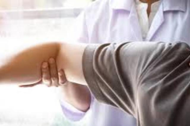 شانه یخ‌زده چیست و چگونه درمان می‌شود؟