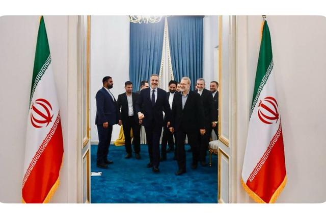 دعوت رسمی وزیر خارجه ترکیه از علی لاریجانی برای سفر به آنکارا