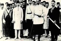 «رضاخان» پشت تیربار در کرمانشاه؛ سال ۱۲۹۱ (عکس)