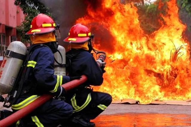 آتشسوزی برج ۲۰ طبقه در حال ساخت در غرب تهران + جزئیات