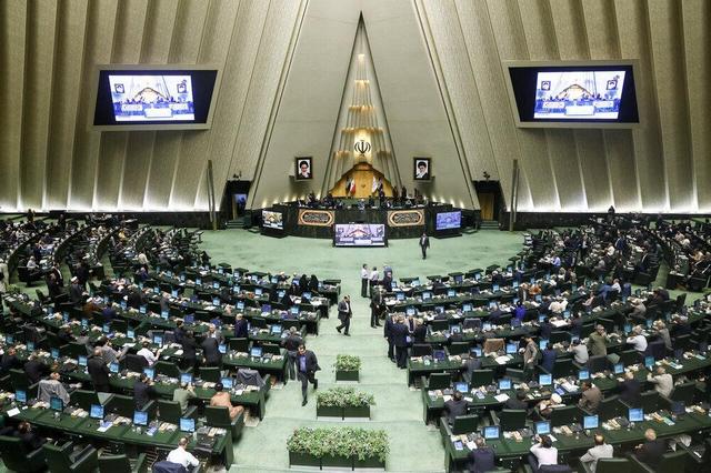 ببینید | انتقاد تند نماینده بابلسر از برجام در قالب شعر در مجلس