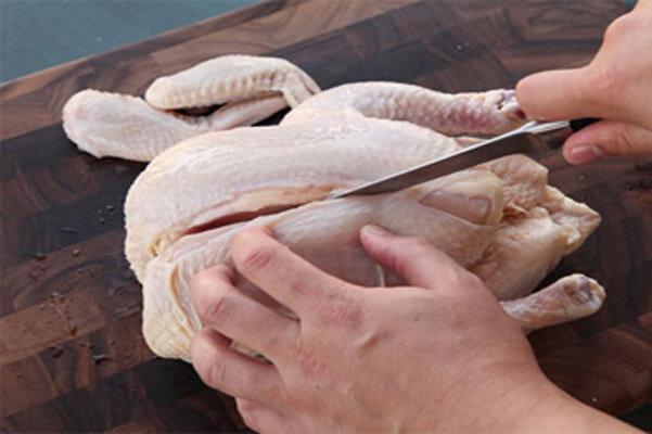 ببینید | یک آموزش کاربردی؛ طریقه برش زدن حرفه‌ای مرغ کامل