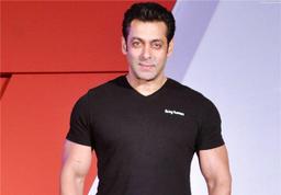 ببینید | حضور سلمان خان با بادیگارد مسلح در خیابان‌های هند