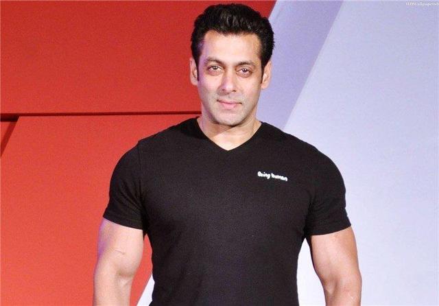 ببینید | حضور سلمان خان با بادیگارد مسلح در خیابانهای هند