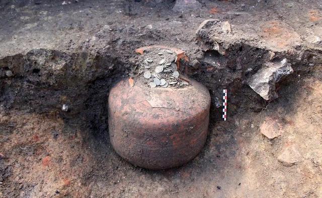 کوزه‌ شکسته ۱۷۰۰ ساله پر از سکه بود! | عکس