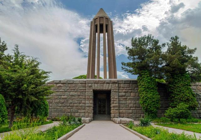 ابن‌سینا و سیاستمداران دغل