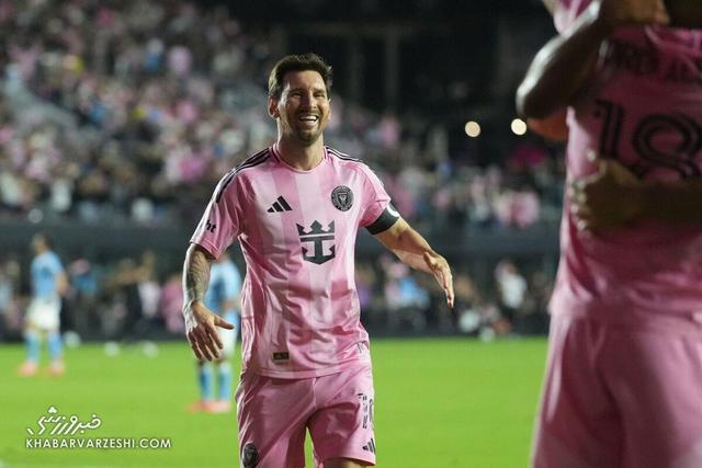 لحظه‌ای ماندگار؛ مسی و بوسه مادرش در جشن قهرمانی +عکس