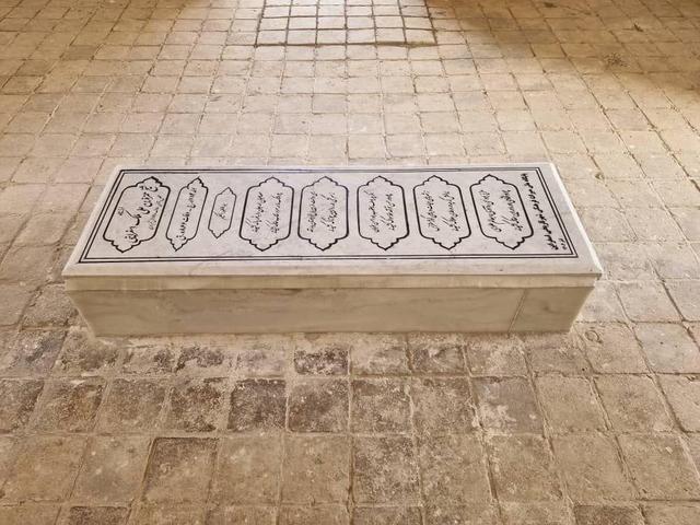 تعویض سنگ مقبره شیخ آذری در پی بازدید استاندار خراسان شمالی