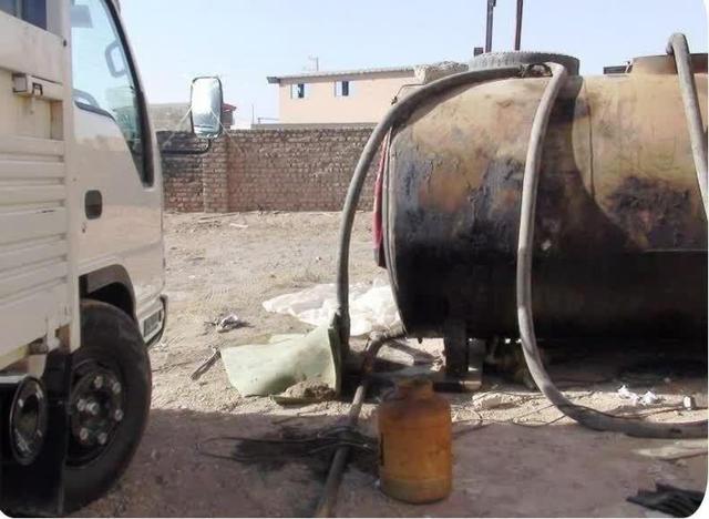 آغاز عملیات گسترده پاکسازی در روستای میثم‌آباد عنبرآباد؛ پایان سال‌ها دپوی سوخت قاچاق