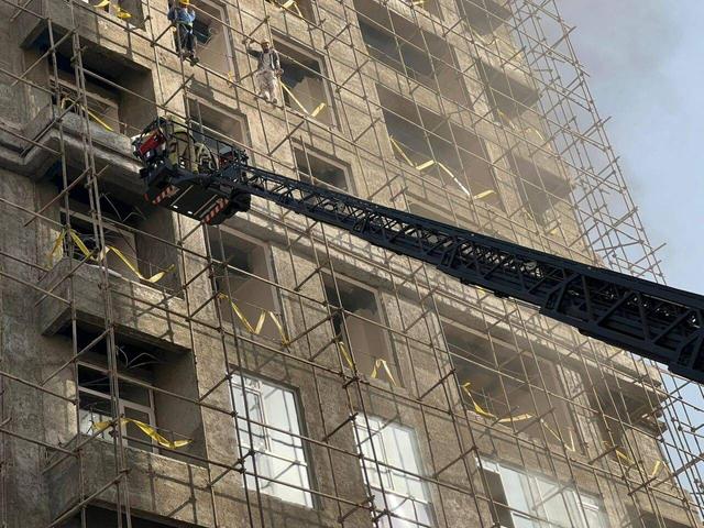 آتش‌سوزی برج نیمه‌کاره در تهران +فیلم