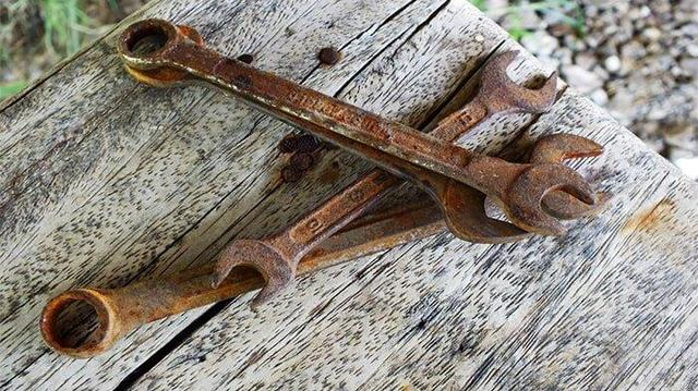 چگونه زنگ زدگی را در خانه پاک کنیم؟ ؛ از فلز تا لباس + دستور تهیه محلول قوی