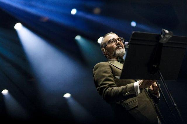 علیرضا قربانی در کنسرت دوبی به انگلیسی حرف زد و...