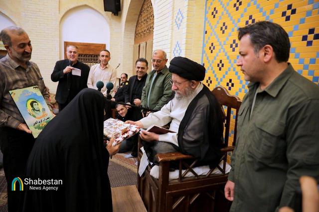 تکریم مادر شهید و بسیجیان در مسجد گلشن