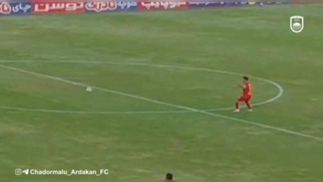 تماشای فوتبال با اعمال شاقه/ تراکتور گل زد، تلویزیون سکته!