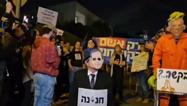 تظاهرات صهیونیستها مقابل منزل رئیس اسرائیل