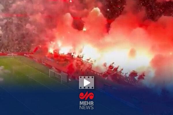آتش بازی هواداران آژاکس بازی را متوقف کرد