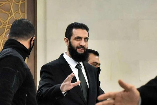 الجولانی: اسرائیل یکی از دولت‌هایی است که از آزادسازی سوریه، ناراضی یا نگران است/ ما خواهان صلح، امنیت و ثبات هستیم؛ مردم از جنگ خسته شده‌اند/ برخی افراد صرفاً بر اساس تحریکات یا درگیری‌های تل‌آویو در داخل کشور ما، آرزو‌های اغراق‌آمیزی دارند